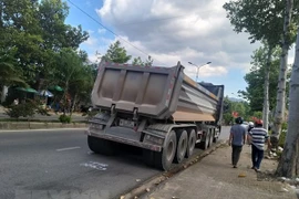 Bình Thuận: Xe máy tông vào đuôi xe bồn làm hai người chết