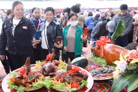 Người dân thích thú xem những sản phẩm ẩm thực vịt, lợn quay tại Hội thi Hương sắc Ẩm thực Xứ Lạng năm 2023. (Ảnh: Anh Tuấn/TTXVN) 