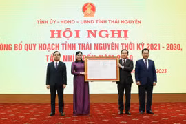 Phó Thủ tướng Trần Lưu Quang trao Quyết định của Thủ tướng Chính phủ phê duyệt Quy hoạch tỉnh Thái Nguyên thời kỳ 2021-2030, tầm nhìn đến năm 2050 cho các lãnh đạo tỉnh Thái Nguyên. (Ảnh: Thu Hằng/TTXVN)