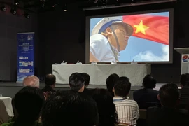 Bà con kiều bào xem lại những thước phim về Trường Sa, vùng biển thân thương của Tổ quốc. (Ảnh: Thu Hà/TTXVN)