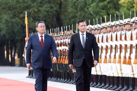 Thủ tướng Trung Quốc Lý Cường đón Thủ tướng Campuchia Hun Manet. (Nguồn: Xinhua) 