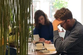 Độc giả tham gia đọc chậm tại quán Cache-pot. (Ảnh: Nhân vật cung cấp) 