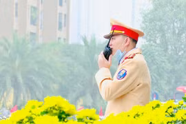 Lực lượng cảnh sát giao thông Hà Nội tham gia điều hành giao thông. (Ảnh: TTXVN phát)