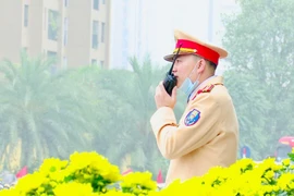 Lực lượng cảnh sát giao thông Hà Nội tham gia điều hành giao thông. (Ảnh: TTXVN phát)