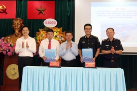 Sở Giao thông Vận tải và Cục Hải quan Thành phố Hồ Chí Minh ký kết quy chế phối hợp thu phí cảng biển. (Ảnh: Tiến Lực/TTXVN)