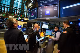 Hoạt động giao dịch tại sàn chứng khoán New York, Mỹ. (Ảnh: THX/TTXVN) 