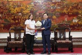 Bí thư Tỉnh ủy Bắc Ninh Nguyễn Anh Tuấn (phải) tặng quà lưu niệm cho bà Maria Mari Machado, Ủy viên Trung ương Đảng Cộng sản Cuba, Phó Chủ tịch Quốc hội Chính quyền Nhân dân và Hội đồng Nhà nước Cuba. (Ảnh: Thanh Thương/TTXVN)