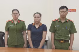 Bị can Vì Thị Thảo (giữa) bị bắt tạm giam. (Ảnh: TTXVN phát)