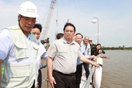 Thủ tướng Phạm Minh Chính kiểm tra công trình cầu Rạch Miễu 2. (Ảnh: Dương Giang/TTXVN) 
