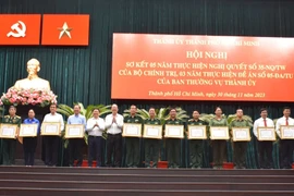 Trao Bằng khen của Ban thường vụ Thành ủy, Ủy ban Nhân dân Thành phố Hồ Chí Minh cho các tập thể, cá nhân xuất sắc. (Ảnh: Anh Tuấn/TTXVN)