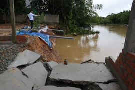 Sạt lở đe dọa nghiêm trọng đến đời sống của hàng chục hộ dân sống hai bên bờ sông Ngàn Mọ, huyện Cẩm Xuyên. (Ảnh: Hoàng Ngà/TTXVN)