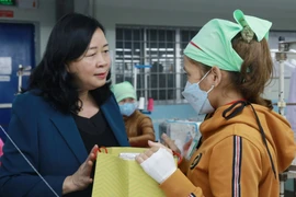 Bí thư Trung ương Đảng, Trưởng Ban Dân vận Trung ương Bùi Thị Minh Hoài tặng quà cho công nhân Khu công nghiệp Tam Thăng, thành phố Tam Kỳ. (Ảnh: Đoàn Hữu Trung/TTXVN)