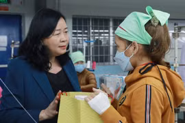 Bí thư Trung ương Đảng, Trưởng Ban Dân vận Trung ương Bùi Thị Minh Hoài tặng quà cho công nhân Khu công nghiệp Tam Thăng, thành phố Tam Kỳ. (Ảnh: Đoàn Hữu Trung/TTXVN)