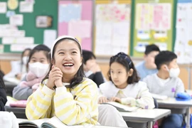 Trẻ em bỏ khẩu trang trong lớp học tại thành phố Daegu, Hàn Quốc sau khi nước này chính thức bãi bỏ quy định bắt buộc đeo khẩu trang trong hầu hết các không gian công cộng trong phòng kín, ngày 30/1/2023. (Ảnh: Yonhap/TTXVN)