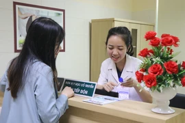 Tư vấn các gói chăm sóc sức khỏe, y học cổ truyền cho khách hàng. (Ảnh: Mai Trang/TTXVN)