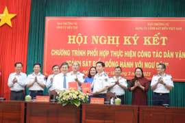 Ông Lê Đức Thọ, Uỷ viên Trung ương Đảng, Bí thư Tỉnh uỷ Bến Tre (bên trái) và Trung tướng Bùi Quốc Oai, Bí thư Đảng uỷ, Chính uỷ Cảnh sát biển Việt Nam ký kết văn kiện phối hợp thực hiện công tác dân vận Cảnh sát biển đồng hành với ngư dân. (Ảnh: Huỳnh Ph