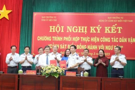Ông Lê Đức Thọ, Uỷ viên Trung ương Đảng, Bí thư Tỉnh uỷ Bến Tre (bên trái) và Trung tướng Bùi Quốc Oai, Bí thư Đảng uỷ, Chính uỷ Cảnh sát biển Việt Nam ký kết văn kiện phối hợp thực hiện công tác dân vận Cảnh sát biển đồng hành với ngư dân. (Ảnh: Huỳnh Ph