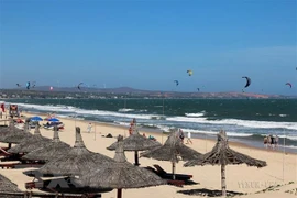 Biển Mũi Né luôn thu hút đông đảo du khách đến nghỉ dưỡng và chơi các môn thể thao trên biển. (Ảnh: Hồng Hiếu/TTXVN) 