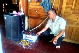 Người dân thôn Thung, xã Đồng Lương, huyện miền núi Lang Chánh dung ắc quy để thắp sáng do thôn chưa có điện lưới quốc gia. (Ảnh: Nguyễn Nam/TTXVN)