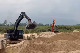 Hàng trăm km cao tốc ở Đồng bằng Sông Cửu Long nằm chờ nguồn vật liệu cát đắp nền. (Nguồn: TTXVN)