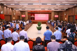 Lãnh đạo, cán bộ thành ủy, Ủy ban Nhân dân thành phố Hà Nội dành 1 phút mặc niệm các nạn nhân đã tử vong trong vụ cháy chung cư mini tại phố Khương Hạ (Thanh Xuân, Hà Nội). (Ảnh: Văn Điệp/TTXVN)