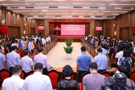 Lãnh đạo, cán bộ thành ủy, Ủy ban Nhân dân thành phố Hà Nội dành 1 phút mặc niệm các nạn nhân đã tử vong trong vụ cháy chung cư mini tại phố Khương Hạ (Thanh Xuân, Hà Nội). (Ảnh: Văn Điệp/TTXVN)