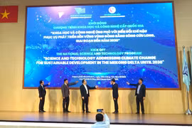 Các đại biểu tại lễ công bố Chương trình khoa học và công nghệ cấp quốc gia “Khoa học và công nghệ ứng phó với biến đổi khí hậu phục vụ phát triển bền vững vùng đồng bằng sông Cửu Long, giai đoạn đến năm 2030” do Đại học Quốc gia thành phố Hồ Chí Minh phối hợp với Tổng cục Khí tượng Thủy văn (Bộ Tài nguyên và Môi trường) tổ chức. (Ảnh: TTXVN phát)