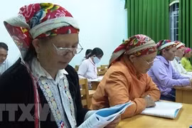 Học viên tại lớp học xóa mù chữ. (Nguồn: TTXVN phát) 
