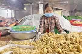 Sản xuất mứt gừng tại làng mứt gừng Mỹ Chánh, xã Hải Chánh (Hải Lăng, Quảng Trị). (Ảnh: Thanh Thủy/TTXVN)