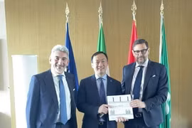 Đại sứ Dương Hải Hưng cùng Phó Chủ tịch Vùng Lombardia, ông Marco Alparone. (Ảnh: Thanh Hải/TTXVN)
