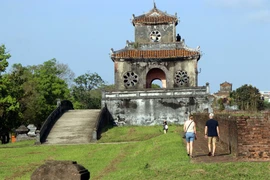 Việc khai thác bước đầu tuyến đường đi bộ trên Thượng Thành giúp du khách có trải nghiệm mới mẻ trong hành trình khám phá di sản Huế. (Ảnh: Đỗ Trưởng/TTXVN) 