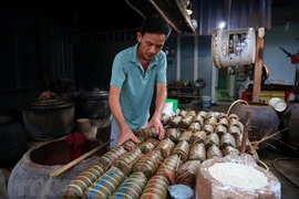 Lò bánh tét bình quân làm 400 đòn/ngày trong dịp Tết. (Ảnh: Hồng Đạt/TTXVN) 
