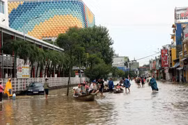 Nhiều tuyến đường ở thành phố Huế vẫn bị ngập trong nước. (Ảnh: Đỗ Trưởng/TTXVN) 