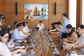 Đoàn đại biểu Quốc hội các tỉnh Phú Thọ, Quảng Trị và Bình Dương thảo luận. (Ảnh: Doãn Tấn/TTXVN) 