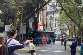 Lực lượng chức năng nhanh chóng có mặt tại hiện trường, tiến hành công tác khám nghiệm và đưa nạn nhân đi cấp cứu. (Ảnh: TTXVN phát)