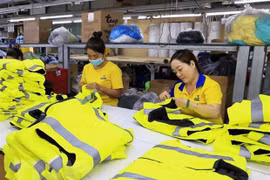 Gia công hàng dệt may xuất khẩu tại Thành phố Hồ Chí Minh. (Ảnh: Hồng Đạt/TTXVN) 