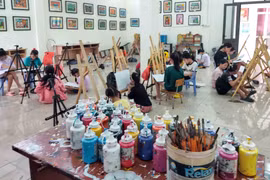 Hằng năm, cứ vào dịp hè, Bảo tàng Mỹ thuật xã Cổ Đô, huyện Ba Vì, thành phố Hà Nội lại tổ chức lớp học vẽ miễn phí cho các em thiếu nhi tại xã và vùng lân cận. (Nguồn: Vietnam+) 