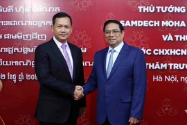 Thủ tướng Chính phủ Phạm Minh Chính và Thủ tướng Campuchia Samdech Hun Manet tại Trường Đại học Ngoại thương. (Ảnh: Phạm Kiên/TTXVN)