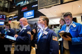 Giao dịch viên làm việc tại Sở Giao dịch Chứng khoán New York, Mỹ. (Ảnh: THX/TTXVN) 