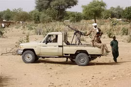 Lực lượng an ninh Sudan tuần tra tại El Geneina, bang Tây Darfur. (Nguồn: AFP/TTXVN)
