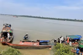 Thuyền đánh cá đã được trục vớt. (Ảnh: TTXVN phát) 