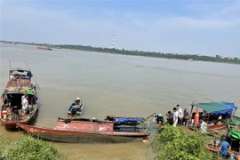 Thuyền đánh cá đã được trục vớt. (Ảnh: TTXVN phát) 