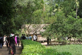 Du khách tham quan Khu Di tích lịch Quốc gia Đặc biệt Kim Liên (Nam Đàn, Nghệ An). (Ảnh: Văn Tý/TTXVN)