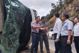 Ông Khuất Việt Hùng (giơ tay), Phó thường trực Ủy ban An toàn Giao thông Quốc gia kiểm tra hiện trường tại đèo Khánh Lê, huyện Khánh Vĩnh, tỉnh Khánh Hòa. (Ảnh: Đặng Tuấn/TTXVN)