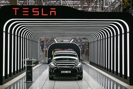 Mẫu xe điện Model Y Gigafactory của Tesla trưng bày tại Gruenheide, đông nam Berlin, Đức. (Nguồn: AFP/TTXVN)