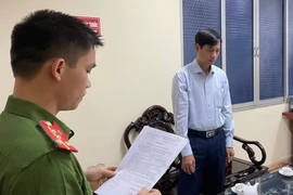 Công an tỉnh Cao Bằng đọc lệnh bắt tạm giam ông Nguyễn Trọng Phùng, Phó Giám đốc Sở tài nguyên và môi trường Cao Bằng. (Ảnh: TTXVN phát)