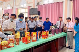 Các đại biểu tham quan gian hàng sản phẩm được công nhận là sản phẩm OCOP của thành phố Phú Quốc. (Nguồn: Cổng Thông tin Điện tử tỉnh Kiên Giang)
