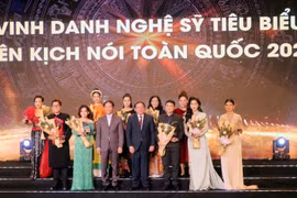 Ban tổ chức trao hoa và biểu trưng cho các nghệ sỹ để ghi nhận những đóng góp của các nghệ sỹ tiêu biểu của Liên hoan Kịch nói và Cải lương toàn quốc năm 2022. (Ảnh: Đại Nghĩa/TTXVN) 