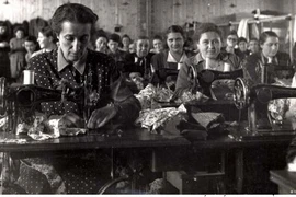 Những người thợ may tại Trại tập trung Auschwitz trong Thế chiến thứ hai. (Ảnh: Yad Vashem Archiv)