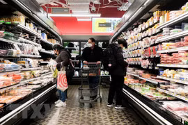 Người tiêu dùng mua sắm tại một cửa hàng ở Queens, New York, Mỹ. (Nguồn: THX/TTXVN)